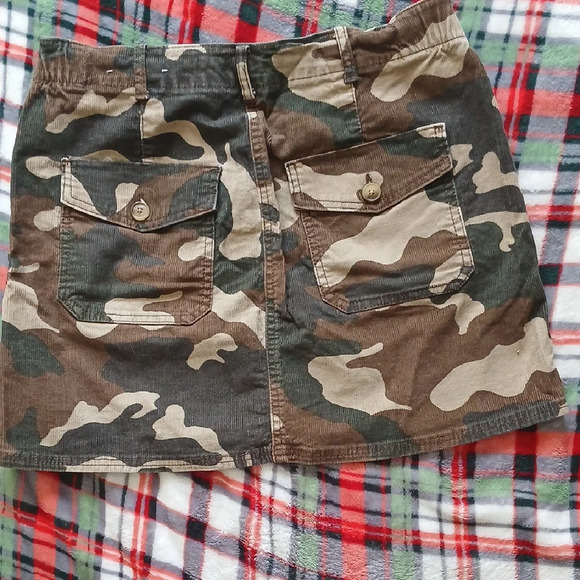 American Eagle Camouflage Corduroy Skirt - Picture 3 of 7